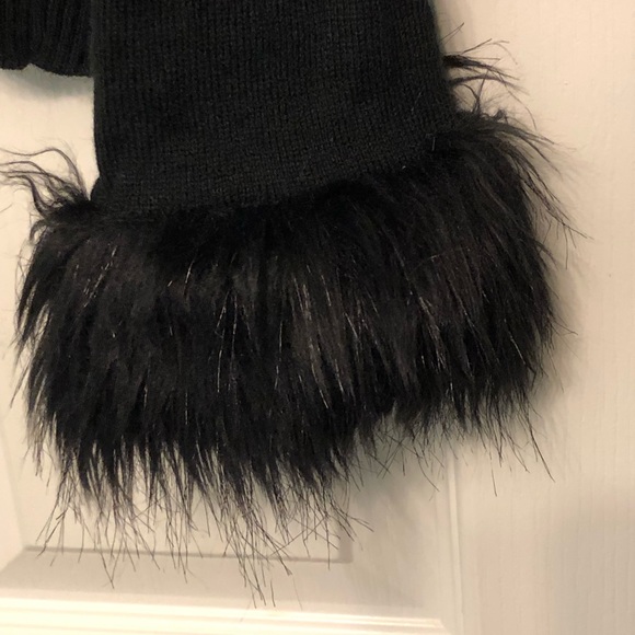 Large button up black sweater with fur - Picture 2 of 5